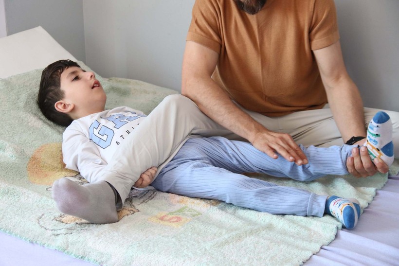 Afyonkarahisar'da talihsiz çocuğun hayatı karardı! Sivrisinek ısırığı yüzünden yatağa bağımlı hale geldi - Resim: 3