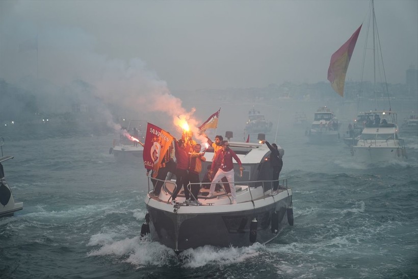 Galatasaray takımı tekne turunun ardından taraftarlarıyla buluştu - Resim: 10
