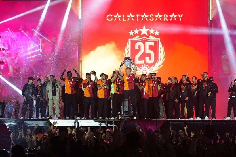Galatasaray şampiyonluk kupasını Yenikapı'da kaldırdı - Resim: 1