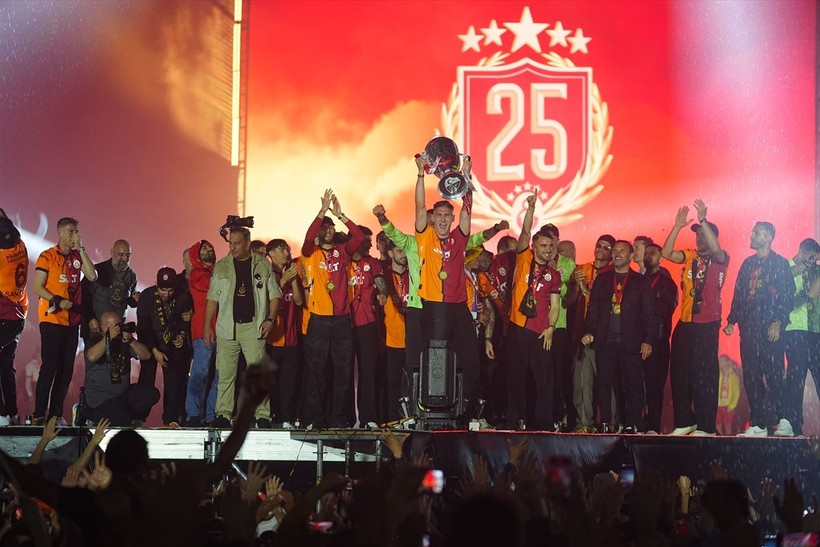 Galatasaray şampiyonluk kupasını Yenikapı'da kaldırdı - Resim: 2
