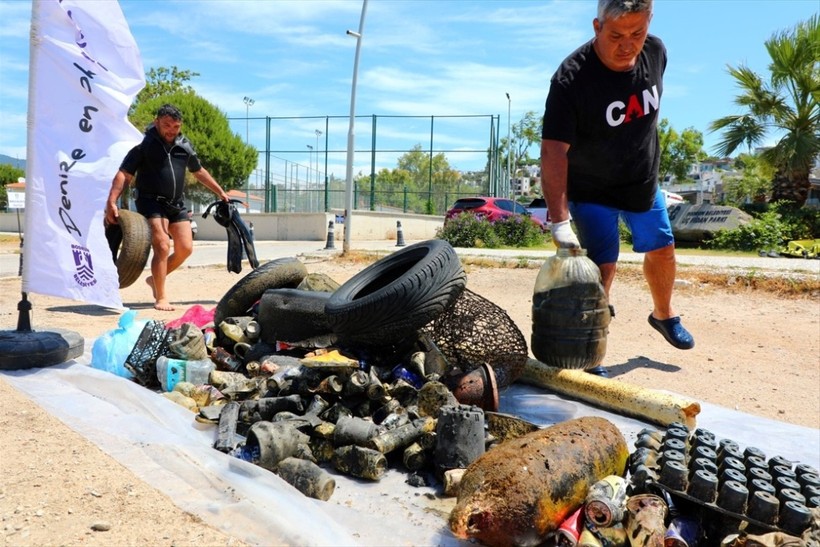Muğla'nın Bodrum ilçesinde düzenlenen etkinlikte dalgıçlar, deniz dibinden 223 kilogram atık...