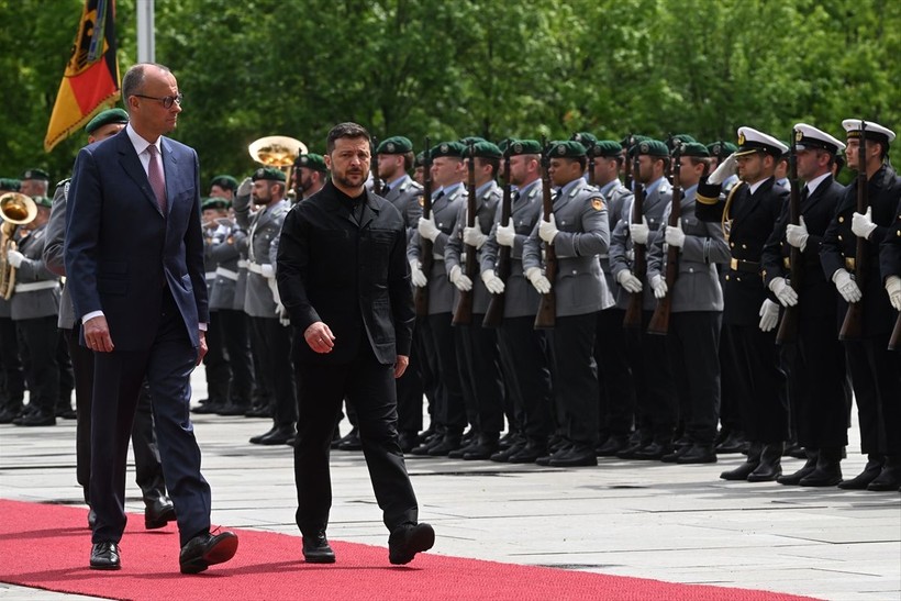 Zelenski aylar sonra Almanya ziyaretinde takım giydi - Resim: 2