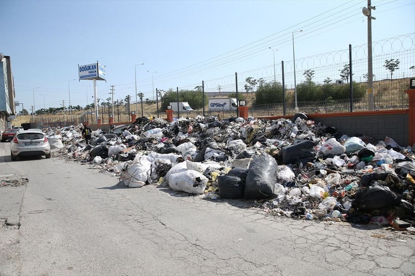İzmir Bornova'da araçlar çöp altında kaldı ama nedeni grev değil - Resim: 6