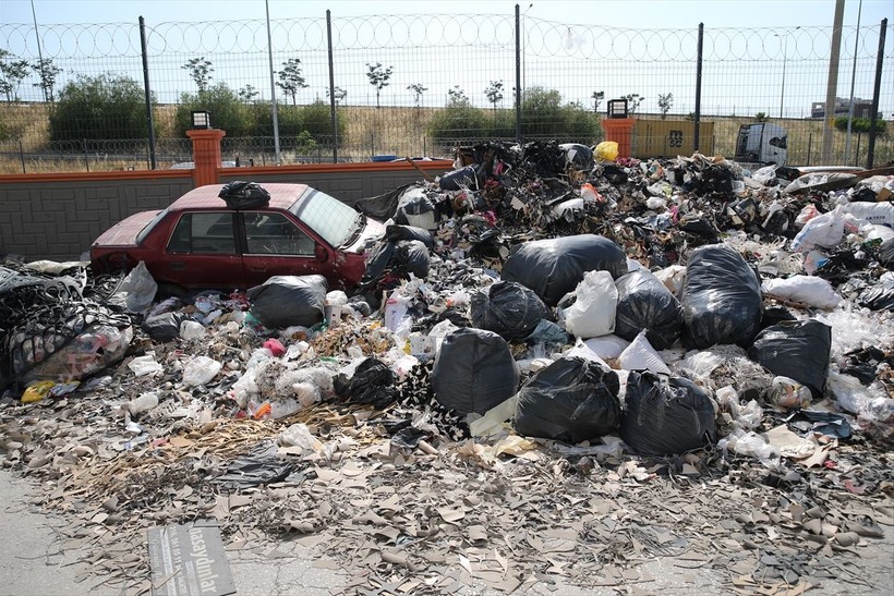 İzmir Bornova'da araçlar çöp altında kaldı ama nedeni grev değil - Resim: 5