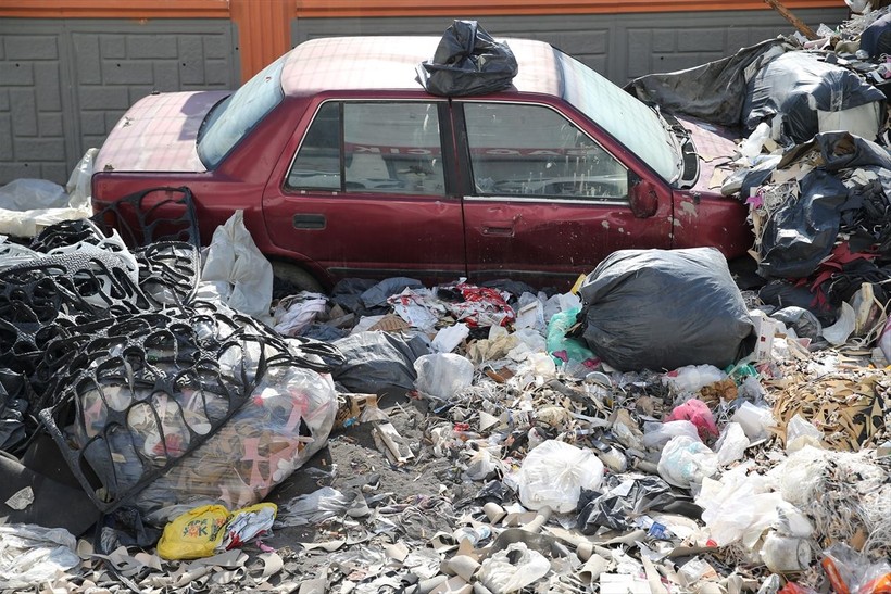 İzmir Bornova'da araçlar çöp altında kaldı ama nedeni grev değil - Resim: 4