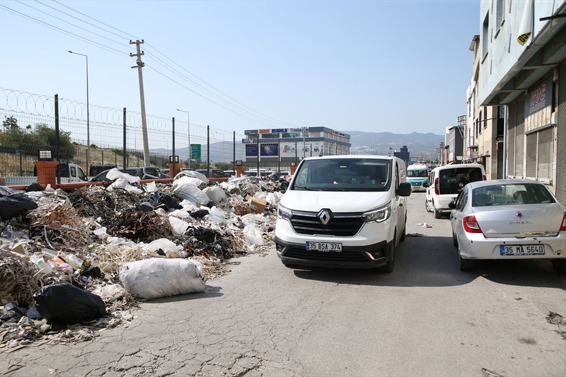 İzmir Bornova'da araçlar çöp altında kaldı ama nedeni grev değil - Resim: 3