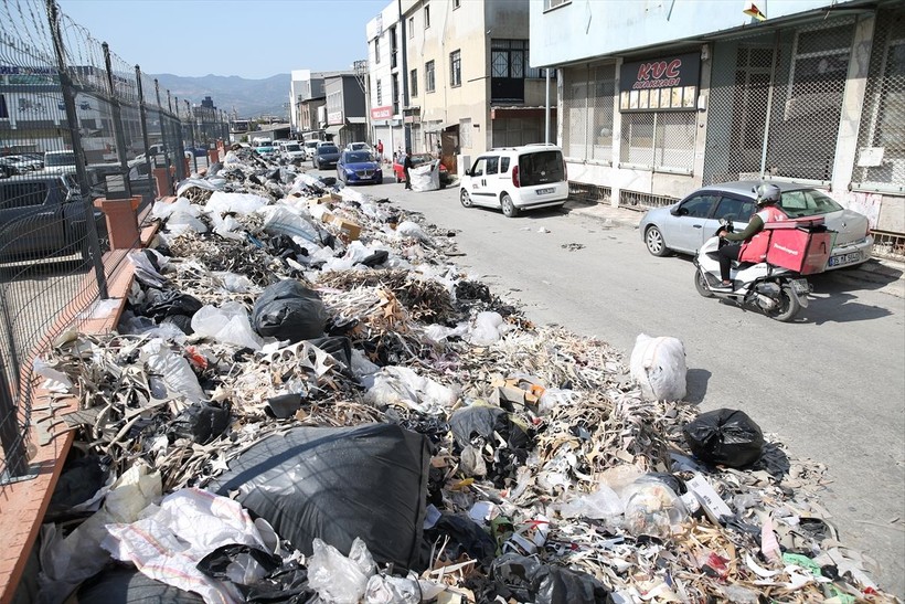 İzmir Bornova'da araçlar çöp altında kaldı ama nedeni grev değil - Resim: 2