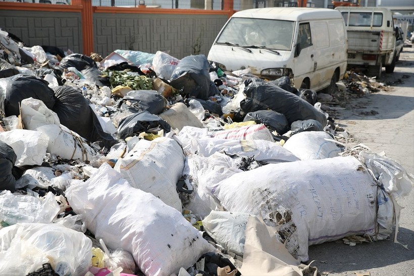 İzmir Bornova'da araçlar çöp altında kaldı ama nedeni grev değil - Resim: 1