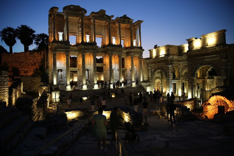 Efes Antik Kenti'nde gece müzeciliği başladı - Resim: 13