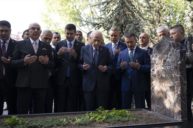Devlet Bahçeli, Alparslan Türkeş'in kabrini ziyaret etti - Resim : 2