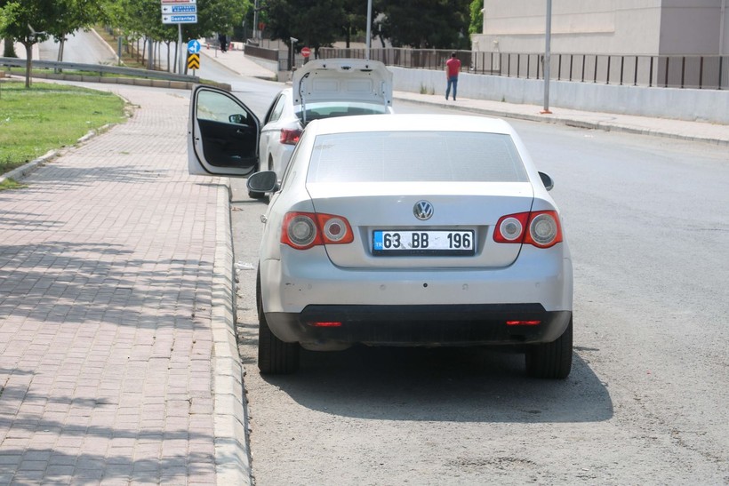 Şanlıurfa'nın en büyük AVM'sinde 18 aracın lastikleri bıçakla kesildi - Resim: 1