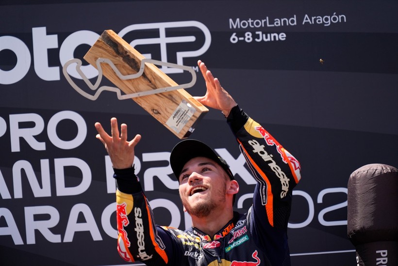 Deniz Öncü Moto2 Dünya Şampiyonası'nda İspanya etabını son metrede kazandı - Resim : 4