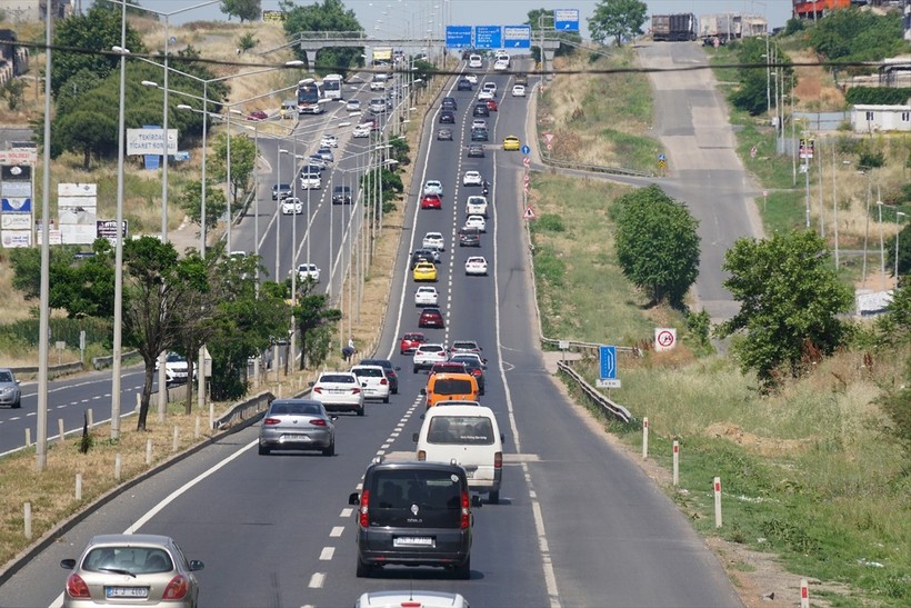 Kurban Bayramı'nı memleketlerinde ya da tatil beldelerinde geçirenlerin dönüşe geçmesiyle...