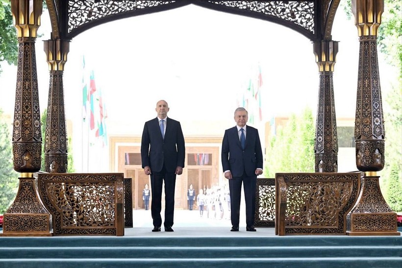 Özbekistan Cumhurbaşkanı Şevket Mirziyoyev (sağda),Taşkent’te düzenlenen Uluslararası Yatırım...