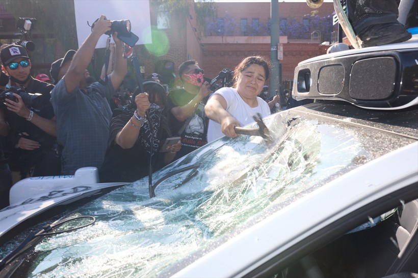 Los Angeles'ta göçmen protestoları artıyor: Sokağa çıkma yasağı ilan edildi! - Resim : 1