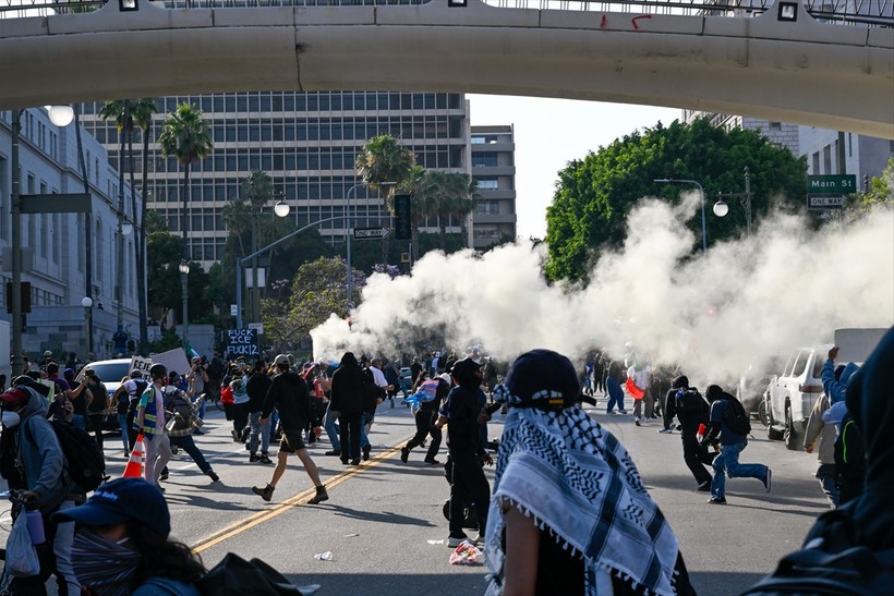 Los Angeles'ta göçmen protestoları artıyor: Sokağa çıkma yasağı ilan edildi! - Resim : 2