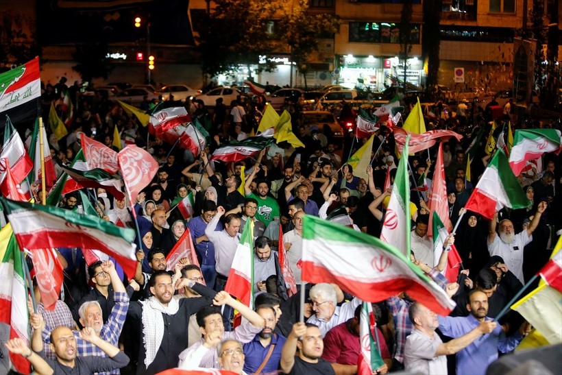 İran'ın İsrail'e misillemesi sonrası Tahran'da halk sevinç için meydanlara indi - Resim: 8