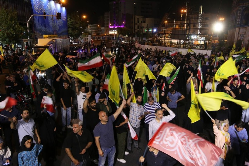 İran'ın İsrail'e misillemesi sonrası Tahran'da halk sevinç için meydanlara indi - Resim: 11