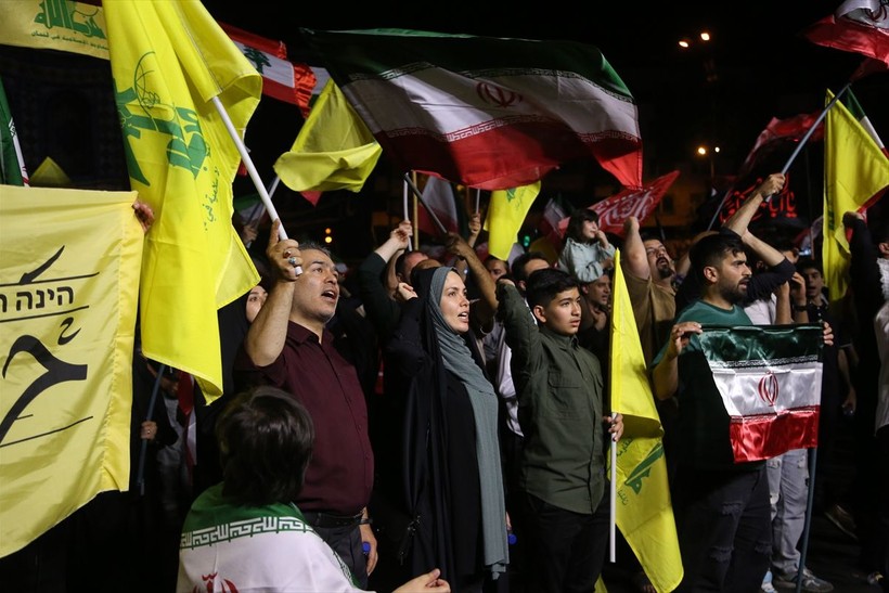 İran'ın İsrail'e misillemesi sonrası Tahran'da halk sevinç için meydanlara indi - Resim: 13
