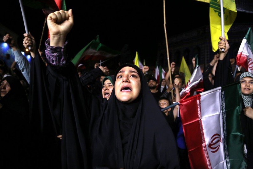 İran'ın İsrail'e misillemesi sonrası Tahran'da halk sevinç için meydanlara indi - Resim: 22