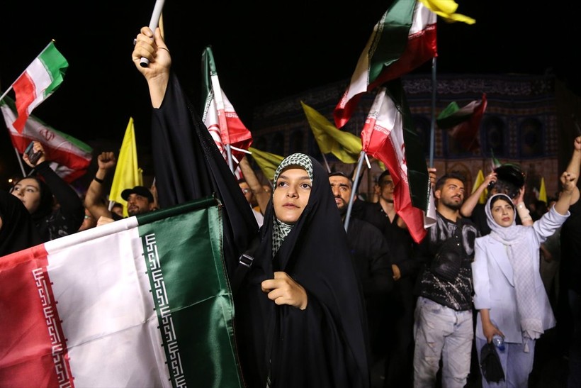 İran'ın İsrail'e misillemesi sonrası Tahran'da halk sevinç için meydanlara indi - Resim: 23