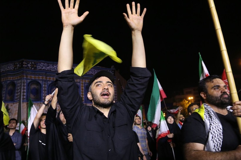 İran'ın İsrail'e misillemesi sonrası Tahran'da halk sevinç için meydanlara indi - Resim: 25