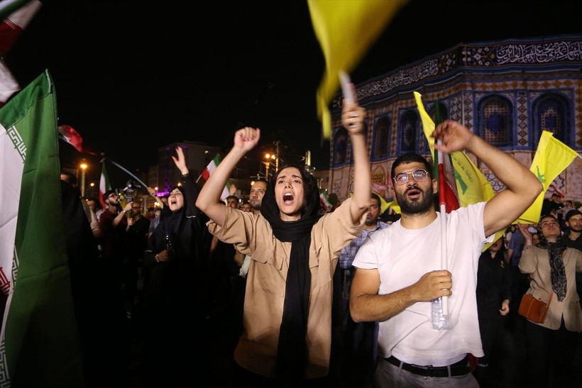 İran'ın İsrail'e misillemesi sonrası Tahran'da halk sevinç için meydanlara indi - Resim: 26