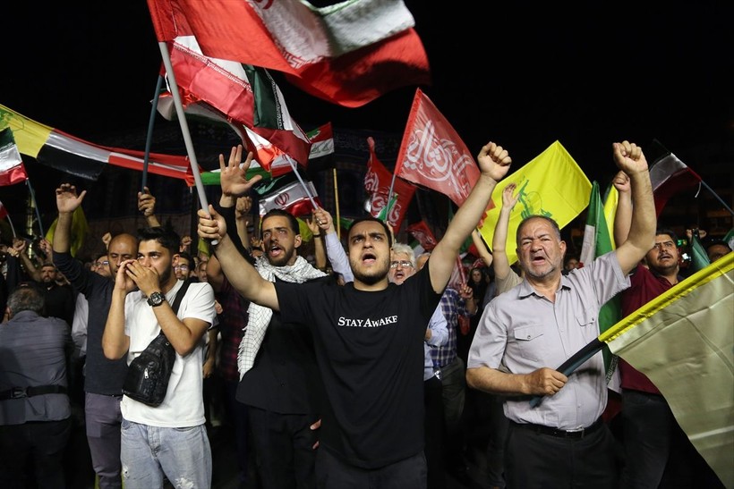 İran'ın İsrail'e misillemesi sonrası Tahran'da halk sevinç için meydanlara indi - Resim: 28