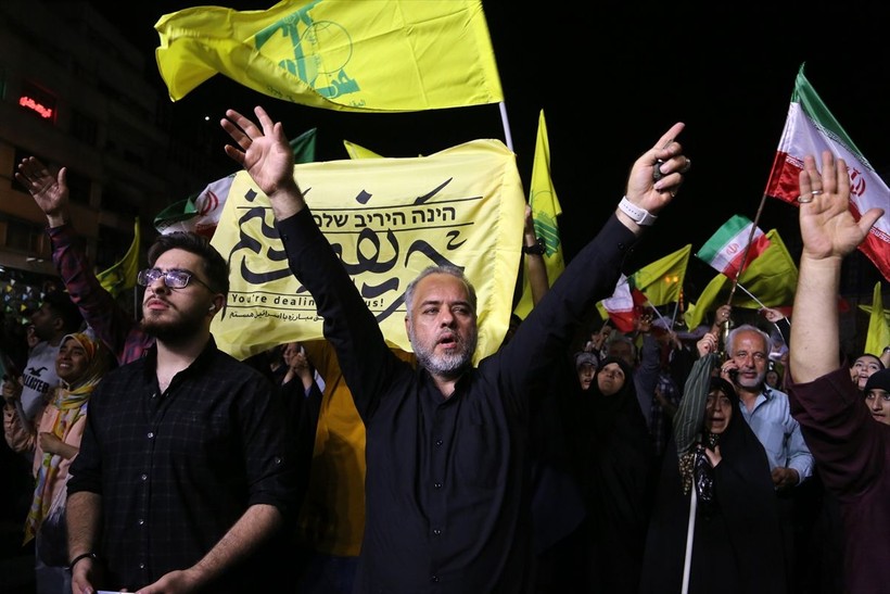 İran'ın İsrail'e misillemesi sonrası Tahran'da halk sevinç için meydanlara indi - Resim: 31