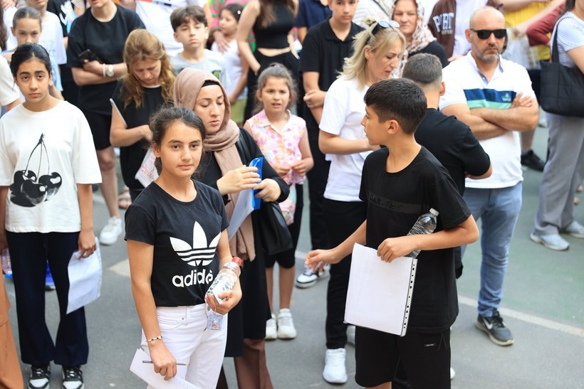 LGS’de büyük gün: 1 milyonu aşkın öğrenci sınavda ter döktü - Resim : 1