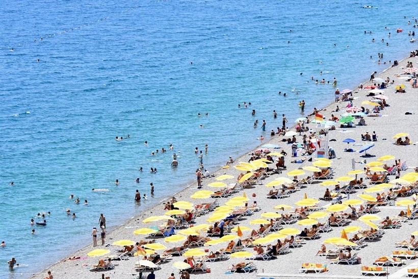 Antalya'da sıcak havadan bunalan vatandaşlar soluğu sahilde aldı - Resim: 1