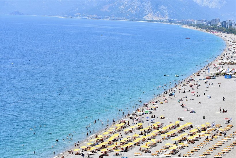 Antalya'da sıcak havadan bunalan vatandaşlar soluğu sahilde aldı - Resim: 2