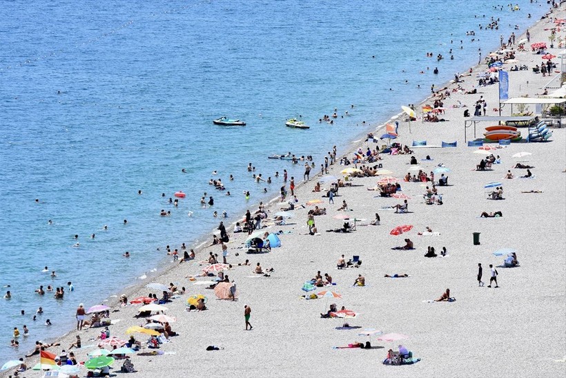 Antalya'da sıcak havadan bunalan vatandaşlar soluğu sahilde aldı - Resim: 3