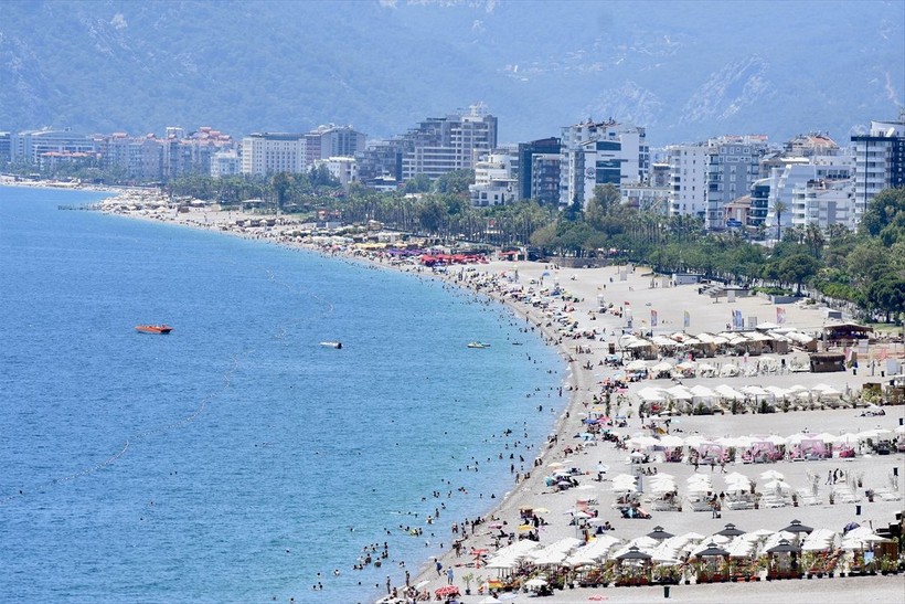 Antalya'da sıcak havadan bunalan vatandaşlar soluğu sahilde aldı - Resim: 4