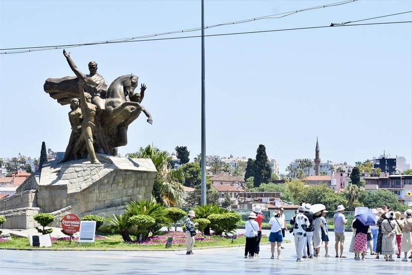 Antalya'da sıcak havadan bunalan vatandaşlar soluğu sahilde aldı - Resim: 5