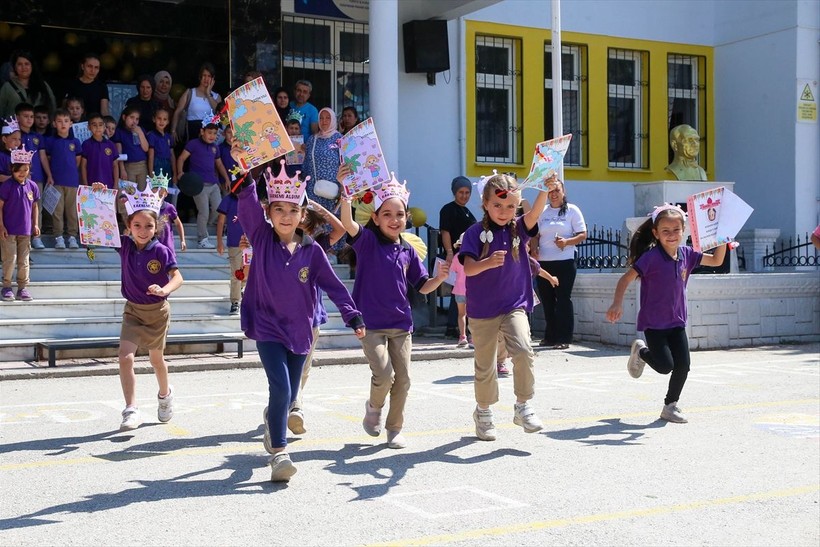 Okullarda karne heyecanı! Yaklaşık 20 milyon öğrenci yaz tatiline girdi - Resim: 4