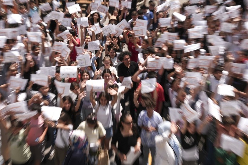 Okullarda karne heyecanı! Yaklaşık 20 milyon öğrenci yaz tatiline girdi - Resim: 1