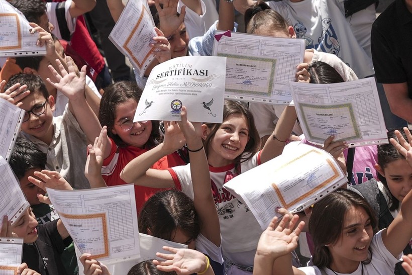 Okullarda karne heyecanı! Yaklaşık 20 milyon öğrenci yaz tatiline girdi - Resim: 8