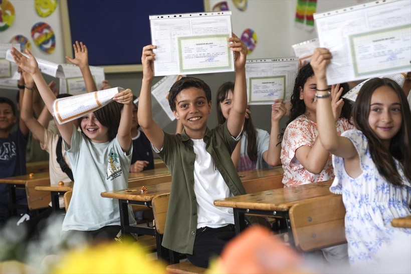 Okullarda karne heyecanı! Yaklaşık 20 milyon öğrenci yaz tatiline girdi - Resim: 7