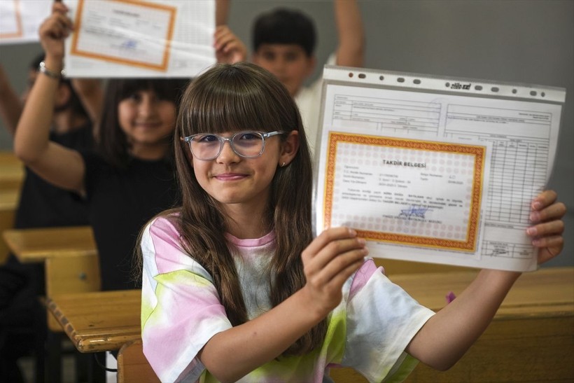 Okullarda karne heyecanı! Yaklaşık 20 milyon öğrenci yaz tatiline girdi - Resim: 6