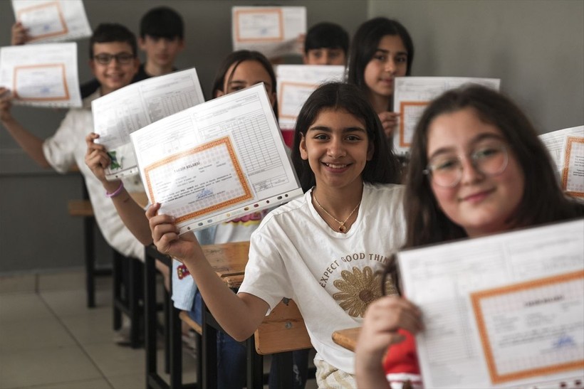 Okullarda karne heyecanı! Yaklaşık 20 milyon öğrenci yaz tatiline girdi - Resim: 5