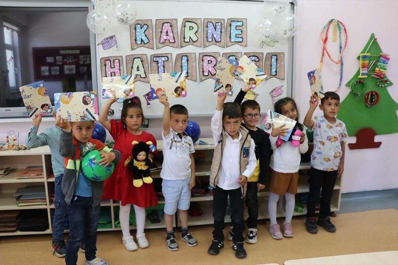 Okullarda karne heyecanı! Yaklaşık 20 milyon öğrenci yaz tatiline girdi - Resim: 13
