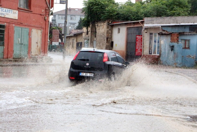 Edirne'de haziran ayında sağanak: Yollar göle döndü - Resim: 8