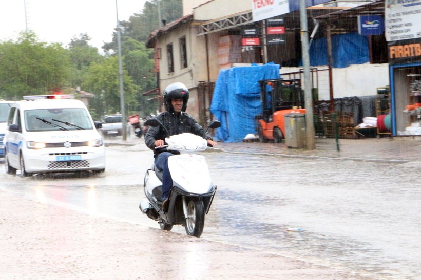 Edirne'de haziran ayında sağanak: Yollar göle döndü - Resim: 10