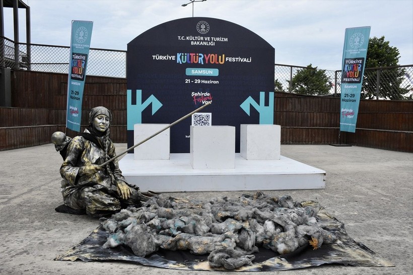 Samsun'daki Türkiye Kültür Yolu Festivali'nde "canlı heykel" performansı beğeniyle izlendi - Resim: 4