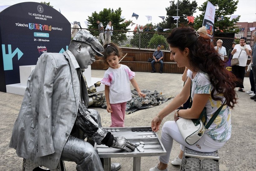 Samsun'daki Türkiye Kültür Yolu Festivali'nde "canlı heykel" performansı beğeniyle izlendi - Resim: 2