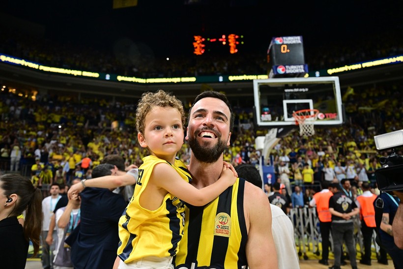 Beşiktaş Fibabanka'yı final serisinde 4-1 yenen Fenerbahçe Beko Basketbol Süper Ligi'nde şampiyon - Resim : 3