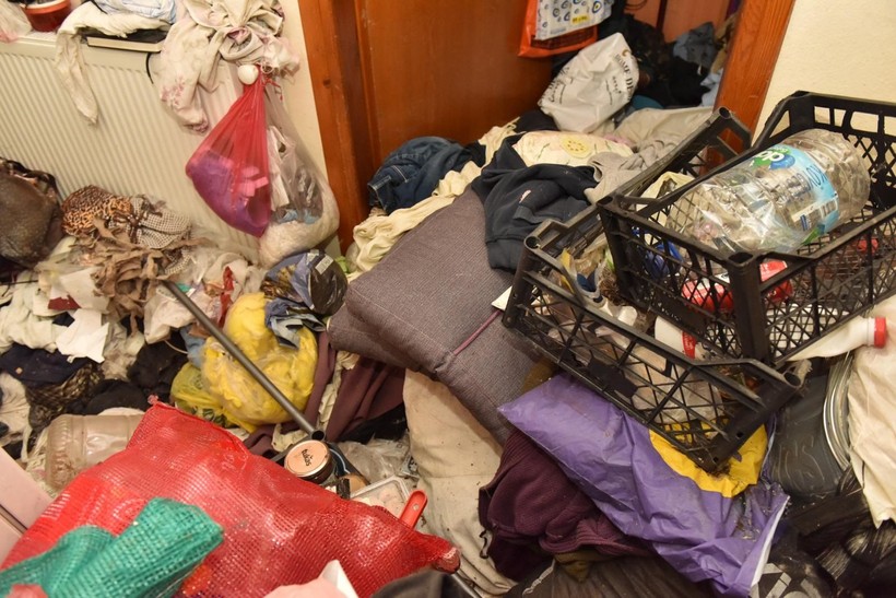 6 katlı binadan 20 kamyon çöp çıktı! Çöp ev görenleri şaşkına çevirdi - Resim: 7