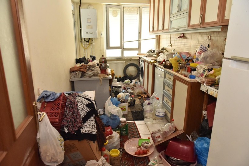 6 katlı binadan 20 kamyon çöp çıktı! Çöp ev görenleri şaşkına çevirdi - Resim: 5