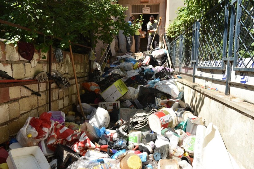 6 katlı binadan 20 kamyon çöp çıktı! Çöp ev görenleri şaşkına çevirdi - Resim: 1